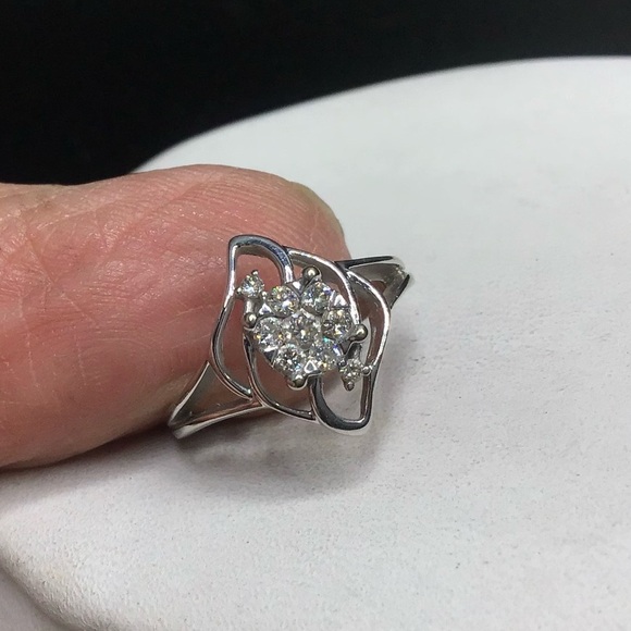 🌺14K White Gold and Diamond Ring - Picture 8 of 14